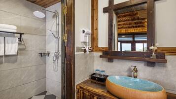Superior-Zweibettzimmer, Bergblick | Badezimmer | Hausschuhe