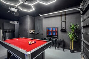 Games room - 3-bedroom house in Delray Beach with Jacuzzi, Cold Plunge, Sauna, Heated Pool (Delray Beach)