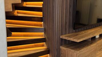 Een trap met houten treden en een ingebouwde tv-plank.