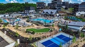 Un resort con varias piscinas, un campo de golf y diversas zonas de estar al aire libre.