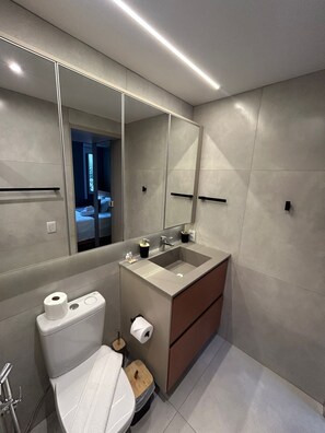 Classic Double Room, City View | Bilik Mandi | Kelengkapan dandanan diri percuma, pengering rambut, tuala disediakan 