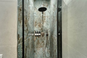 Dusche, Haartrockner, Bidet, Handtücher