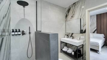 Doccia, asciugacapelli, bidet, asciugamani