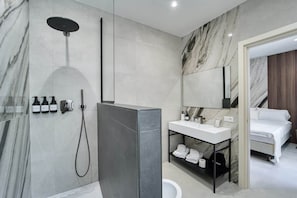 Douche, sèche-cheveux, bidet, serviettes fournies