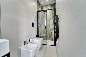 Douche, sèche-cheveux, bidet, serviettes fournies