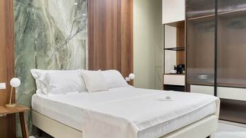 Camera da letto moderna con un letto, rivestimenti in legno, una parete in marmo e un armadio con anta in vetro.