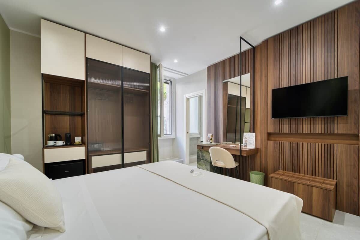 1 bedroom, desk, WiFi (free)