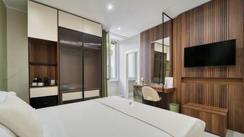 1 bedroom, desk, WiFi (free)