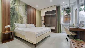 1 bedroom, desk, WiFi (free)