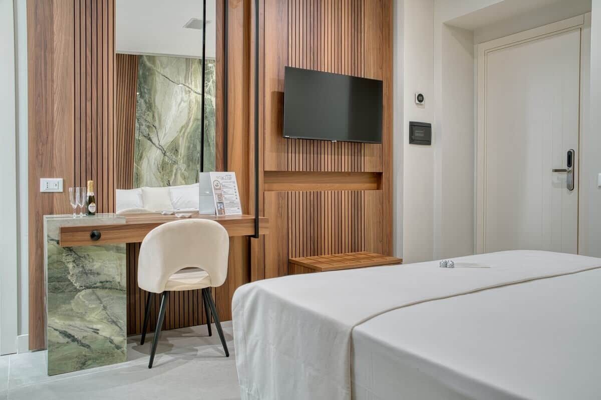 1 bedroom, desk, WiFi (free)