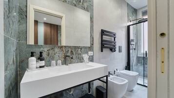 Doccia, asciugacapelli, bidet, asciugamani