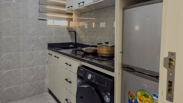 Cocina moderna con lavavajillas, estufa y microondas.
