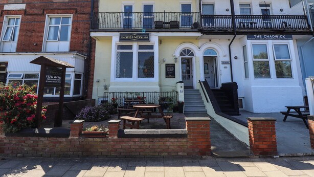 Un immeuble de deux étages abritant un pub au rez-de-chaussée appelé « The Skiffness Pub » et un appartement indépendant au deuxième étage appelé « The Chadwick ».