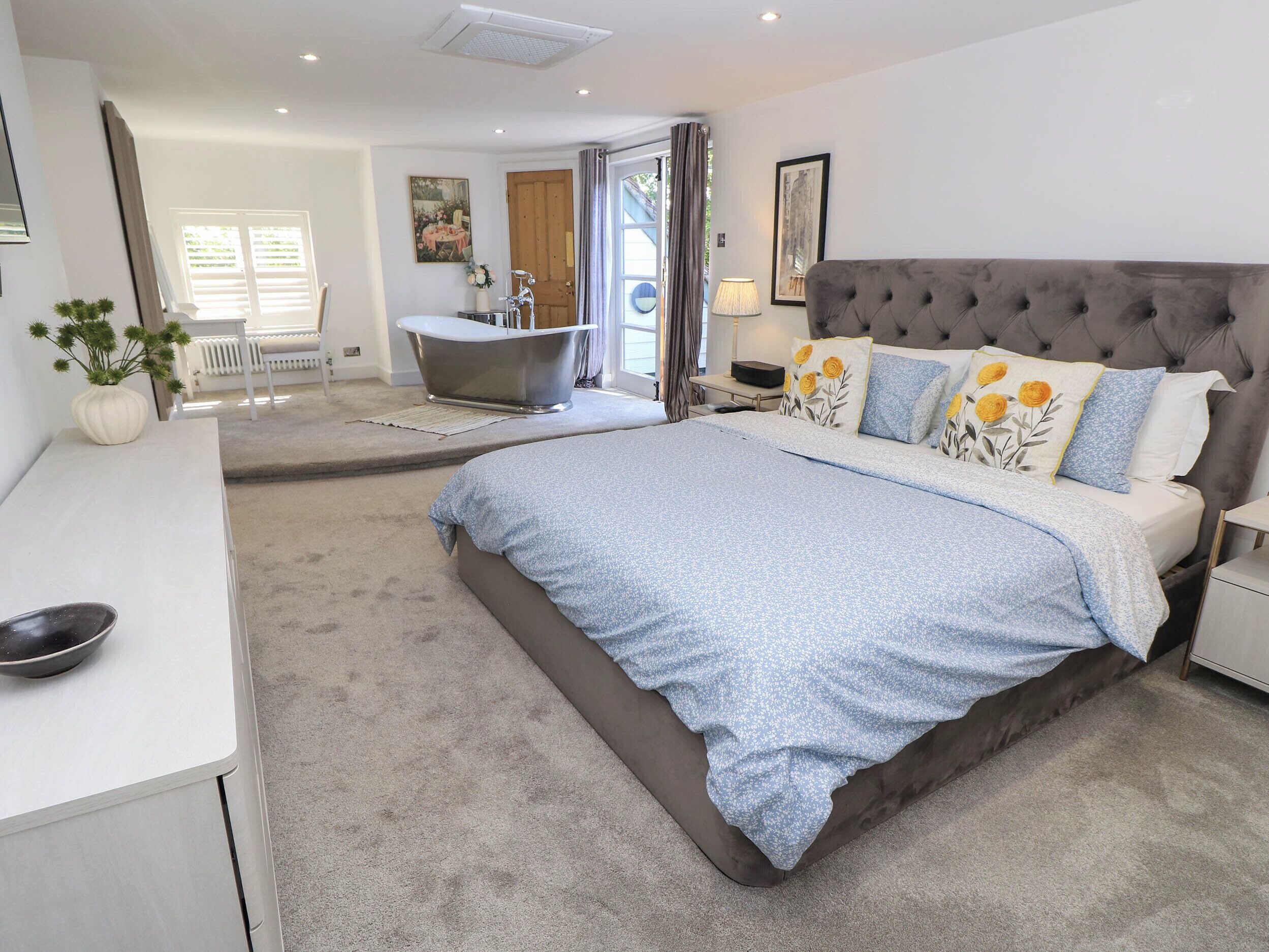 6 bedrooms, WiFi (free), individually decorated, individually furnished