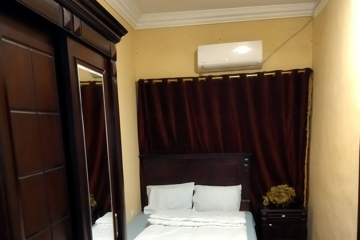 In-room safe, soundproofing, iron/ironing board, free WiFi