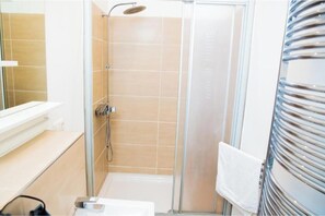 Bathroom - Vrbo Property (Hamburg)