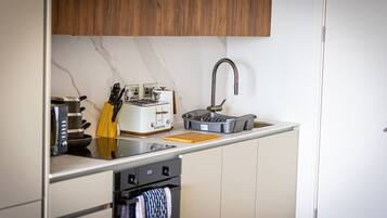 Coffee/tea maker, fridge, microwave, oven