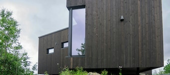 Arkitekttegnet hytte med fjord- og fjellutsikt