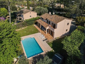 A residential property with a swimming pool, a covered patio, and a garden. - Écrin de verdure, charme provençal près de Cannes (Mouans-Sartoux)