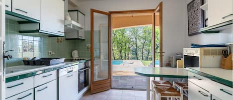 Coffee/tea maker, fridge, microwave, oven