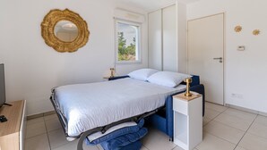 A bedroom with a bed, bedside lamps, a window, a door, and a wall-mounted mirror. - Escale Calistea : tout confort avec piscine & clim (Roquefort-les-Pins)