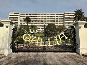 Ein verschlossener Eingang mit dem deutlich sichtbaren Schriftzug 'GALLIA' auf einem verzierten Metallgitter.