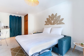 A modern bedroom with a bed, a desk, and a chair. - La Villa Estérelle — Vue golf, piscine & élégance (Saint Raphael)