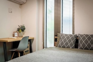 A bedroom with a bed, a desk, and a chair. There is a window with blinds. - 3-bedroom Designer accommodation OE for 6 people / 8 minutes from Shinjuku (Setagaya City)
