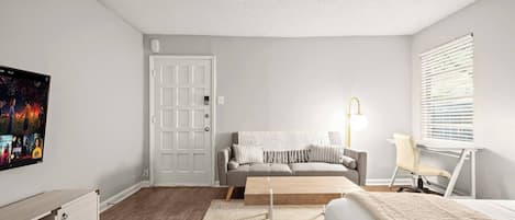 Escritorio, wifi gratis y ropa de cama
