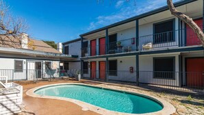 A two-story building with a swimming pool in the courtyard. - Zilker Park Studio | Near Barton Springs &Downtown (Austin)