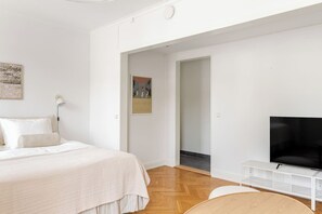 Iron/ironing board, bed sheets
