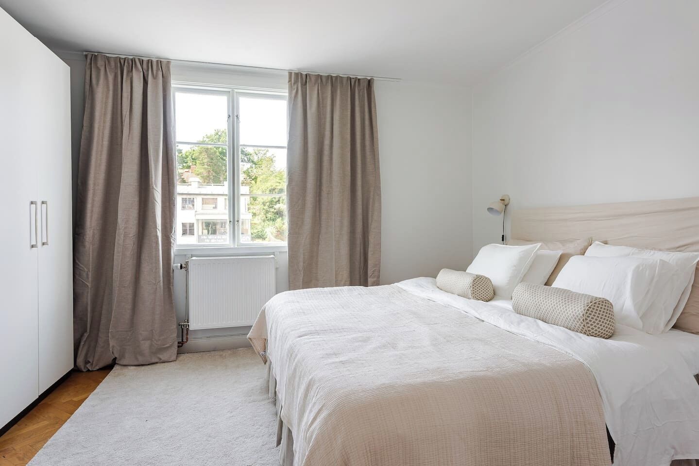 Iron/ironing board, bed sheets
