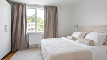 Iron/ironing board, bed sheets