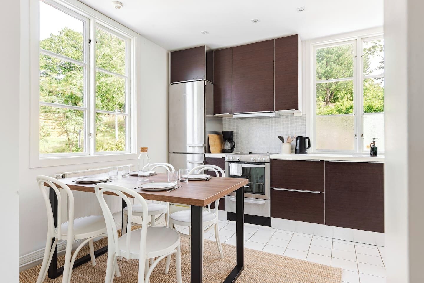 Coffee/tea maker, fridge, oven, stovetop