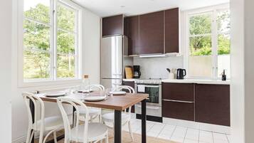 Coffee/tea maker, fridge, oven, stovetop