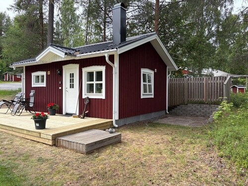 Cozy little cottage in Luleå, by the lake, near the Ormberget training facility.