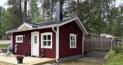 Cozy little cottage in Luleå, by the lake, near the Ormberget training facility.