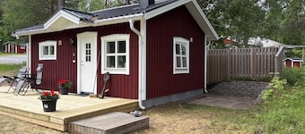 Cozy little cottage in LuleƄ, by the lake, near the Ormberget training facility.