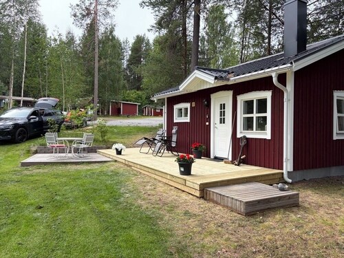 Cozy little cottage in Luleå, by the lake, near the Ormberget training facility.