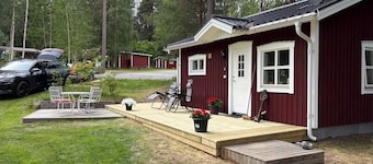 Cozy little cottage in Luleå, by the lake, near the Ormberget training facility.