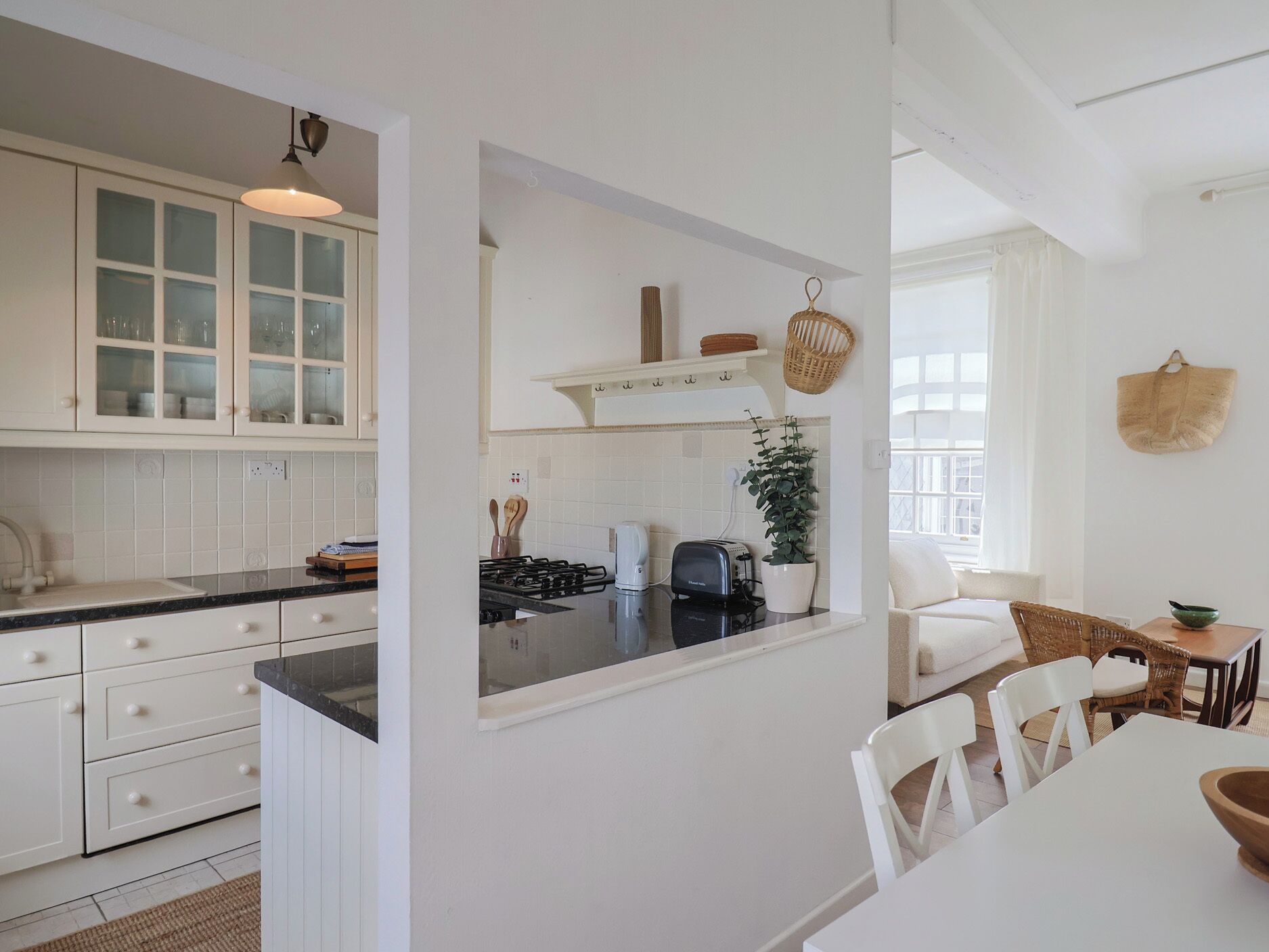 Cottage | Private kitchen | Dishwasher, cookware/dishes/utensils