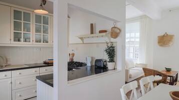 Cottage | Private kitchen | Dishwasher, cookware/dishes/utensils