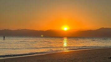 Beach nearby, white sand, 4 beach bars