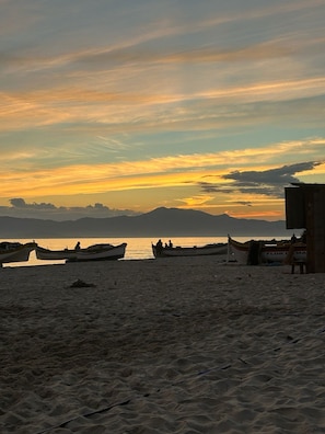Beach nearby, white sand, 4 beach bars