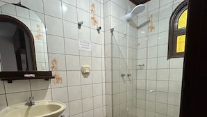Ein Badezimmer mit Waschbecken, Toilette und Dusche.