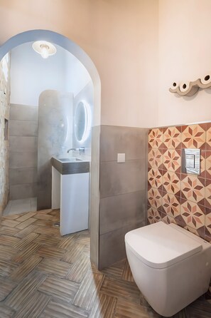 Shower, hair dryer, towels - Holiday Home 'Ferrobo - Casa Mandy' with Shared Pool, Wi-Fi and Air Conditioning (Farrobo)