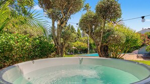 A swimming pool surrounded by lush greenery and trees. - Holiday Home 'Casa Ferrobo - Amy' with Shared Pool, Wi-Fi and Air Conditioning (Farrobo)