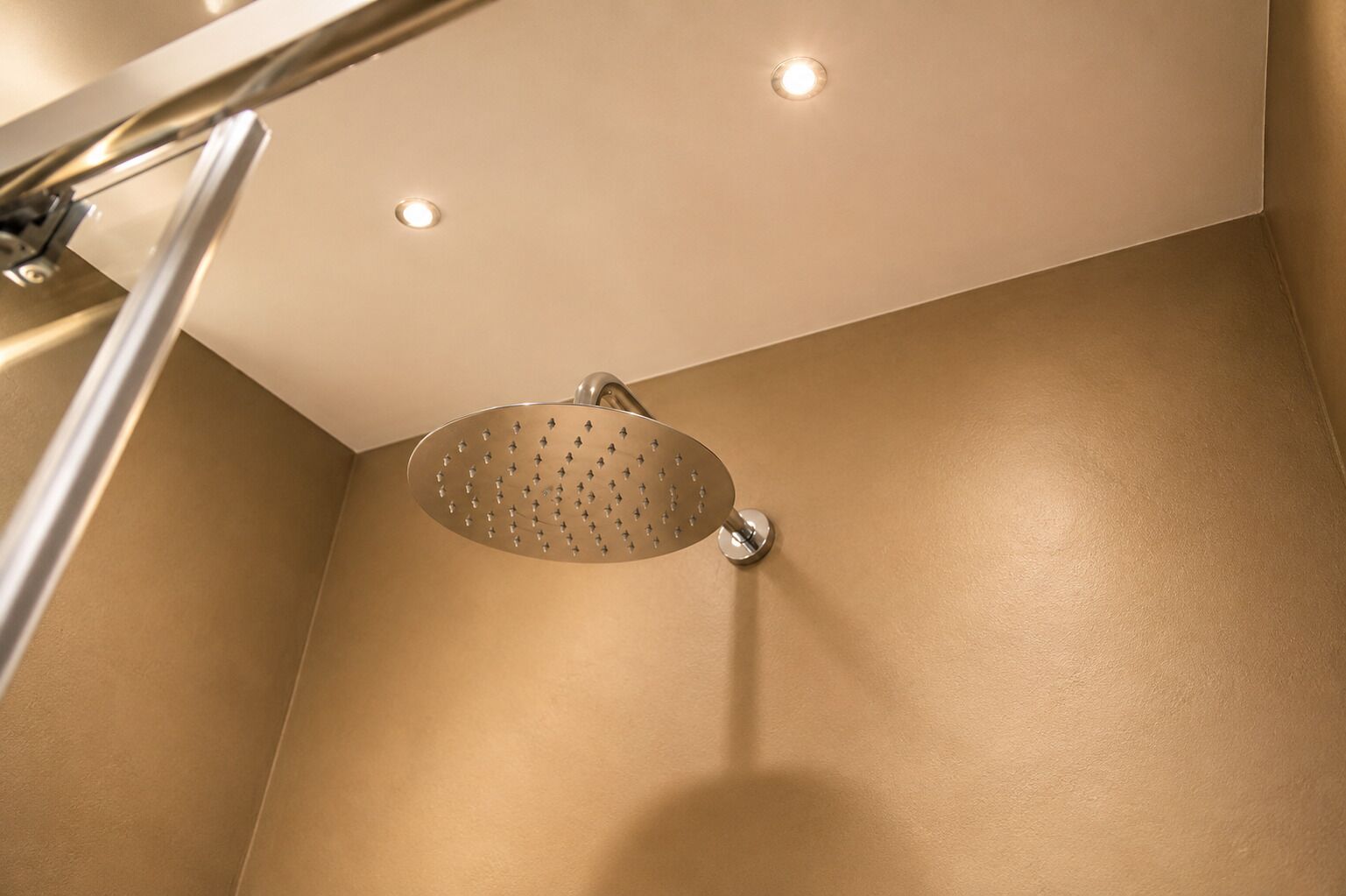 Douche, sèche-cheveux, bidet, serviettes fournies