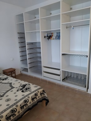 Tabla de planchar con plancha, wifi y ropa de cama 
