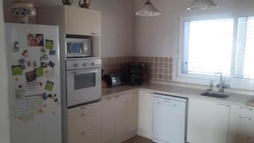 Coffee/tea maker, fridge, microwave, oven